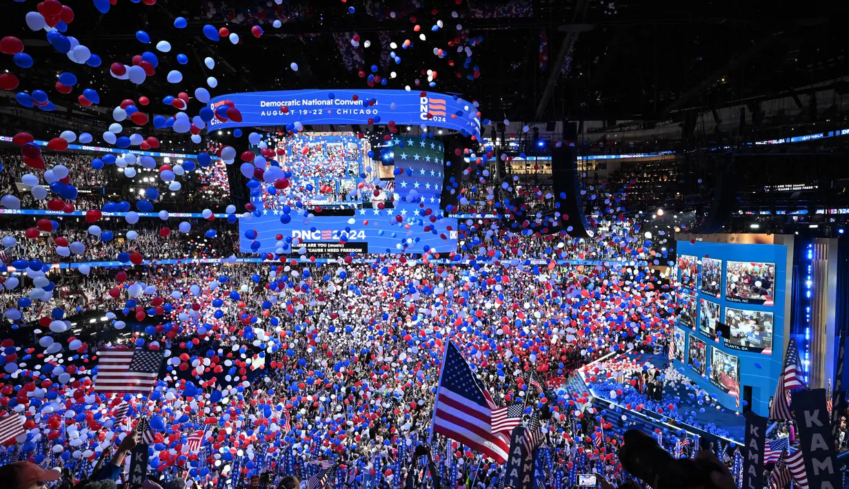 Balon-balon dijatuhkan setelah Wakil Presiden Amerika Serikat dan calon presiden dari Partai Demokrat Kamala Harris mengakhiri sambutannya pada hari keempat dan terakhir Konvensi Nasional Partai Demokrat (DNC) di United Center di Chicago, Illinois, pada tanggal 22 Agustus 2024. (Eva HAMBACH/AFP)