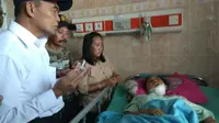 Mendikbud RI Muhadjir Effendi menjenguk korban selamat dari maut atas peristiwa ambruknya tembok sarang walet di Cirebon. Intan pun mendapat beasiswa pendidikan dari Kemendikbud. Foto (Liputan6.com / Panji Prayitno)