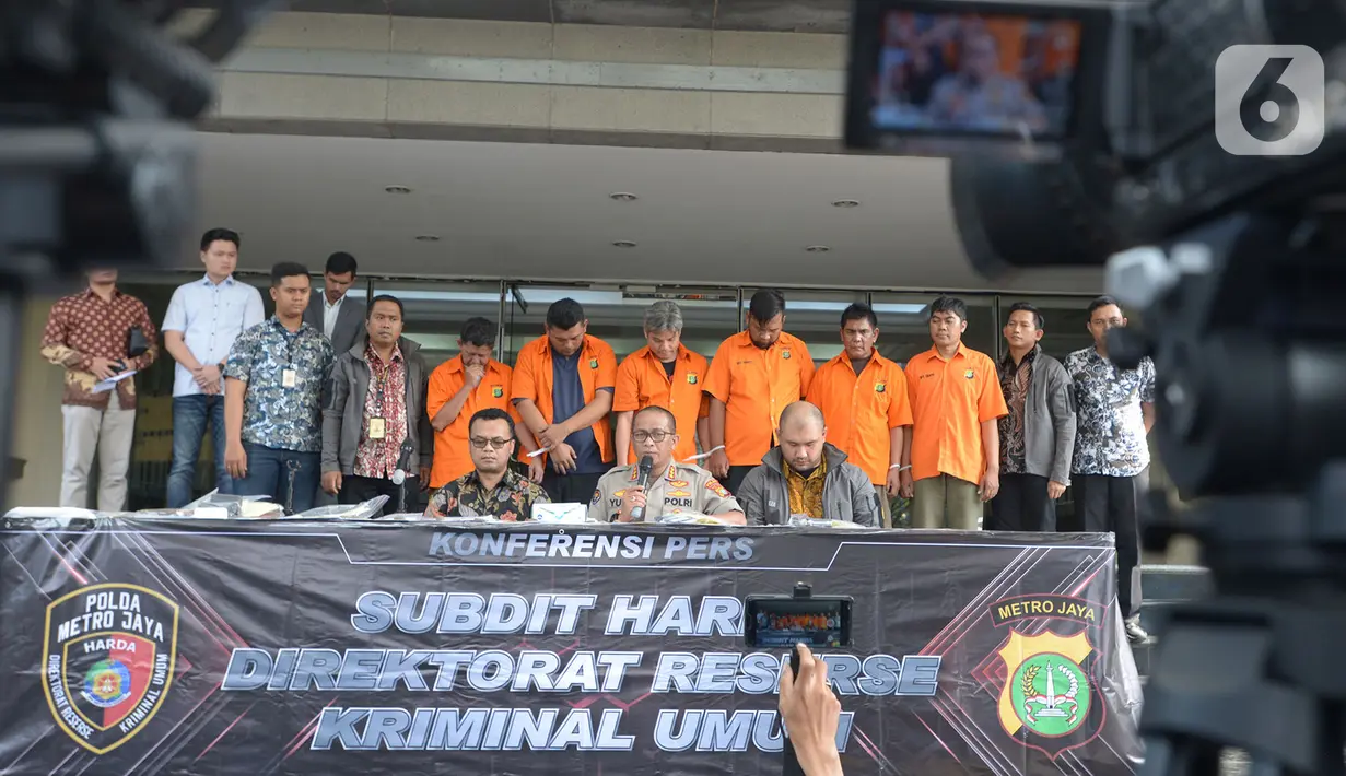 Direktorat Kriminal Umum Polda Metro Jaya menyampaikan keterangan saat gelar perkara kasus penipuan bank bergaransi di Polda Metro Jaya, Jumat (20/12/2019). Polisi membekuk 6 tersangka beserta barang bukti, sementara seorang lainnya masih buron. (merdeka.com/Imam Buhori)