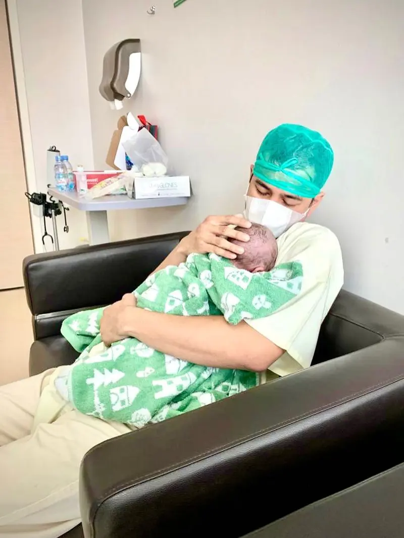 Peluk Putranya yang Baru Lahir, Raffi Ahmad: Tambah Lagi Jagoan Papa. (instagram.com/raffinagita1717)