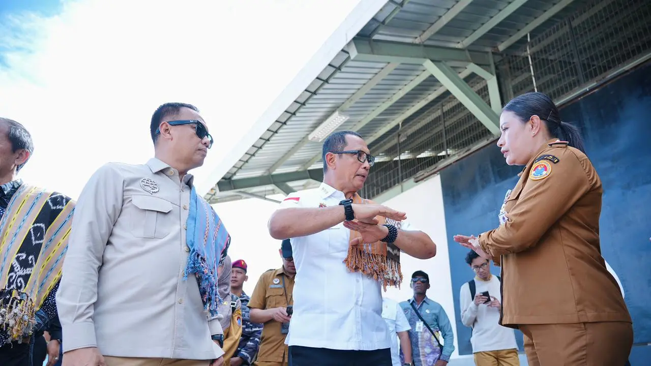 Sekretaris Badan Nasional Pengelola Perbatasan (BNPP) RI, Komjen Pol. Makhruzi Rahman, bersama Direktur Jenderal Perhubungan Darat Kementerian Perhubungan, Irjen Pol. (Purn.) Aan Suhanan, meninjau langsung kesiapan operasional Terminal Barang Internasiona