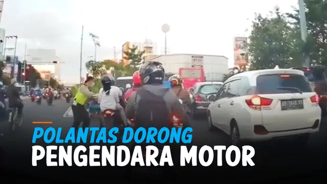 VIDEO: Rekaman Polantas Dorong Pengendara Motor Hingga Jatuh