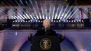 Presiden Amerika Serikat Joe Biden menyampaikan pidato yang menandai peringatan satu tahun invasi Rusia ke Ukraina di Royal Castle Gardens, Warsawa, Polandia, 21 Februari 2023. Dalam pidatonya Biden menyebut nama Putin 10 kali, sementara Putin dalam pidatonya yang berlangsung selama satu jam 45 menit tidak sekali pun menyebut nama Biden. (AP Photo/ Evan Vucci)