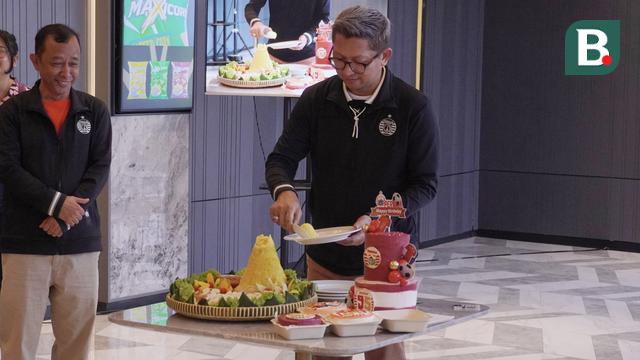 Foto: Momen Perayaan HUT Persija Jakarta ke-95, Thomas Doll Dapat Nasi Kuning dari Presiden Klub Macan Kemayoran