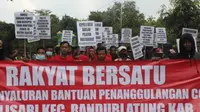 Ratusan warga Desa Kalisari, Kecamatan Randublatung, Kabupaten Blora, Jawa Tengah menggeruduk balai desa menuntut transparansi penyaluran BLT. (Liputan6.com/ Ahmad Adirin)