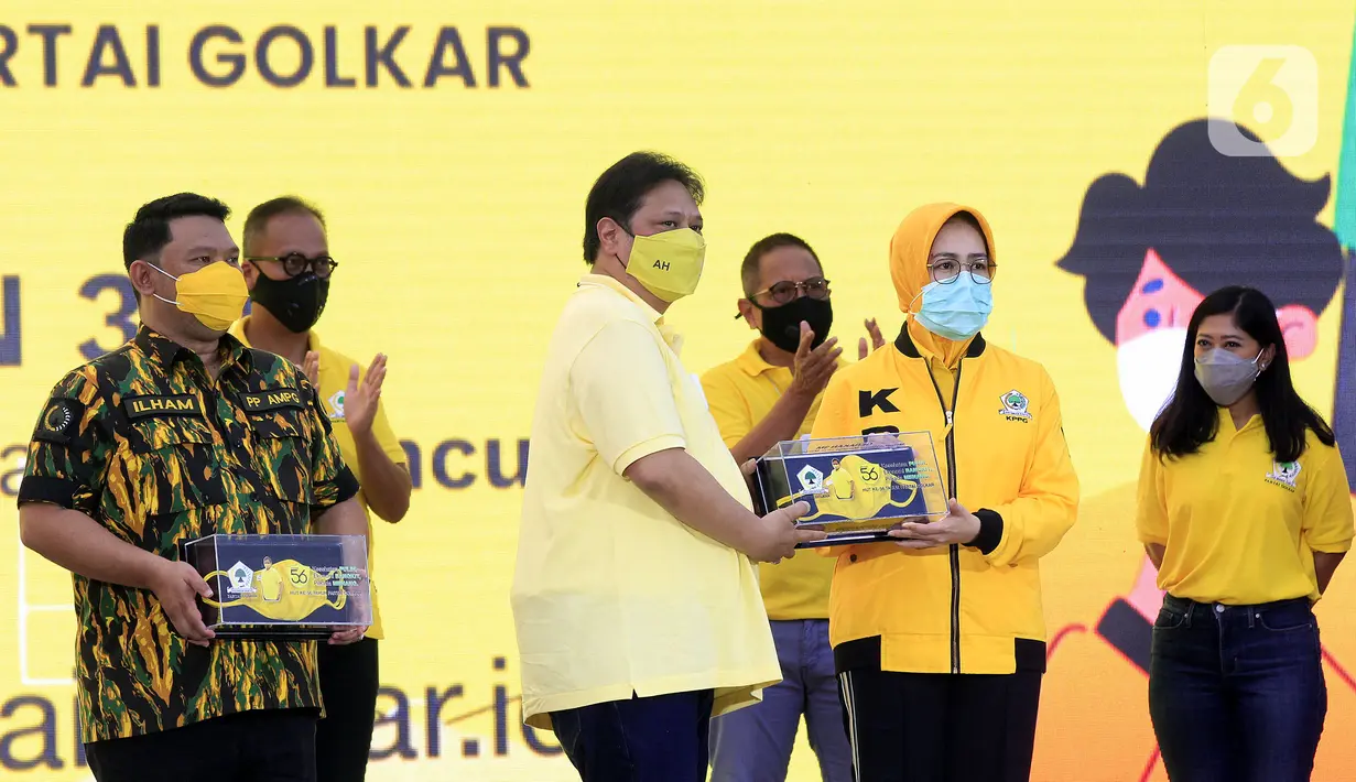 Ketua Umum Partai Golkar Airlangga Hartarto (tengah) saat HUT ke-56 Partai Golkar di Jakarta, Sabtu (17/10/2020). Partai Golkar mendorong masyarakat mematuhi protokol pencegahan penularan COVID-19 melalui 3M yaitu Memakai Masker, Mencuci Tangan, dan Menjaga Jarak. (Liputan6.com/Johan Tallo)