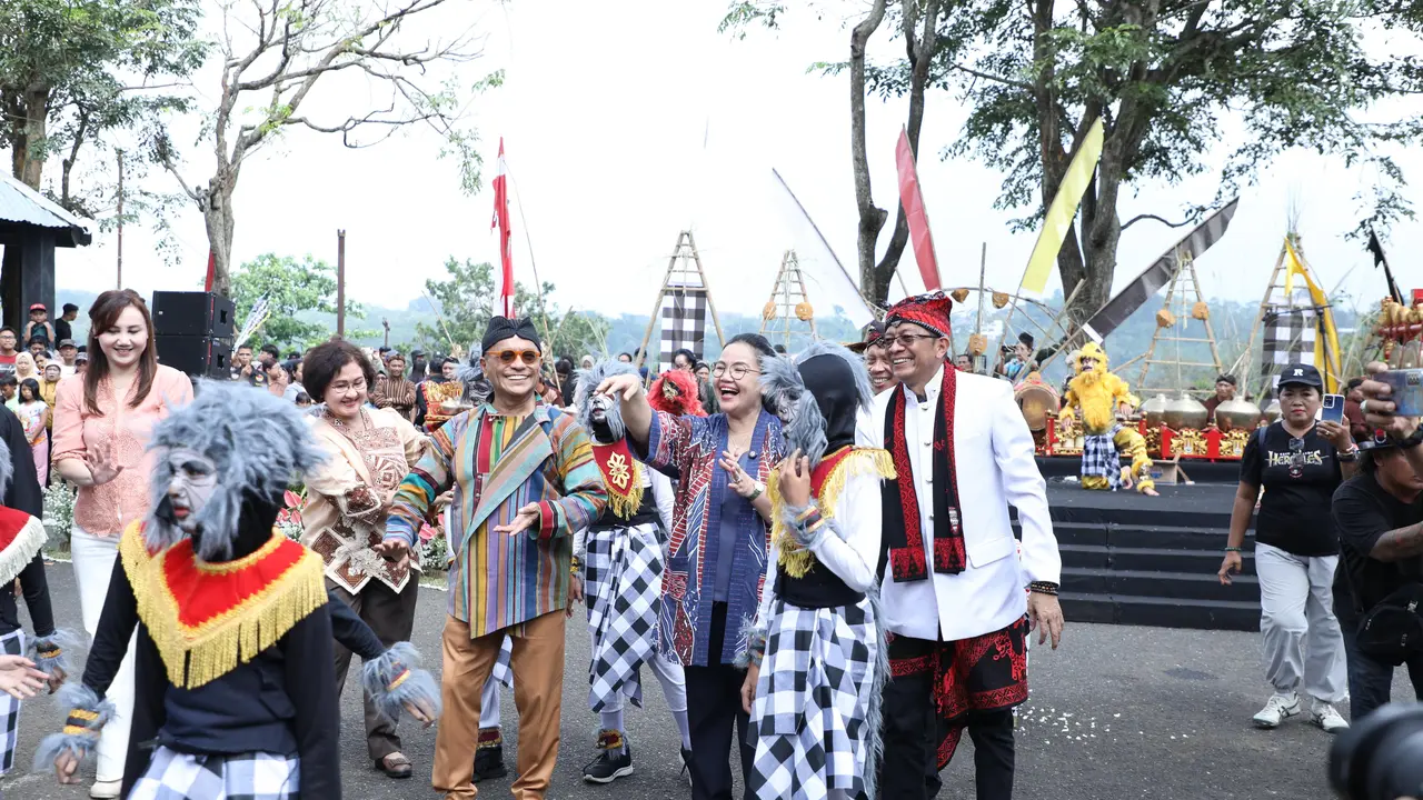Wali Kota Semarang Agustina Wilujeng pimpin pelaksanaan Sesaji Rewanda di obyek wisata Goa Kreo. (Foto: Liputan6.com/ Felek Wahyu)