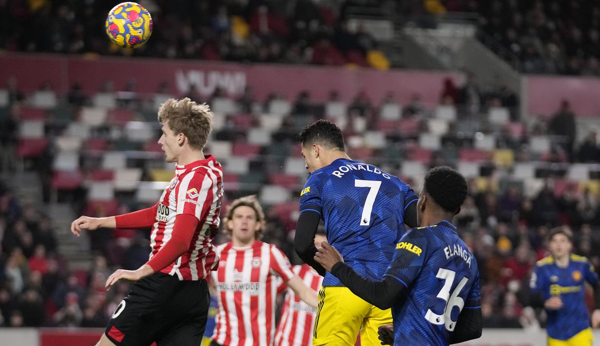 Manchester United baru memperoleh peluang matang di babak kedua. Di awal babak kedua, tandukan Cristiano Ronaldo usai menerima umpan Bruno Fernandes masih menyentuh mistar gawang Brentford yang dikawal Jonas Loessl. (AP/Matt Dunham)