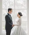 Lady Nayoan dan Rendy Kjaernett baru saja membagikan momen foto wedding mereka yang terbaru. Keduanya melakukan sesi foto wedding di hari anniversary, di gereja tempat mereka menikah. [Foto: Instagram/byantonius]