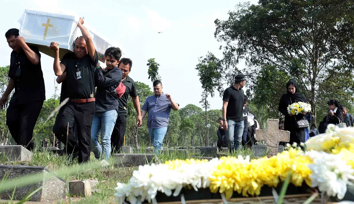 Sebelumnya, acara kebaktian penghiburan dan tutup peti di rumah duka. Dilanjutkan dengan Ibadah Pemakaman serta tabur bunga di TPU Pondok Rangon, Jakarta Timur. (Deki Prayoga/Bintang.com)