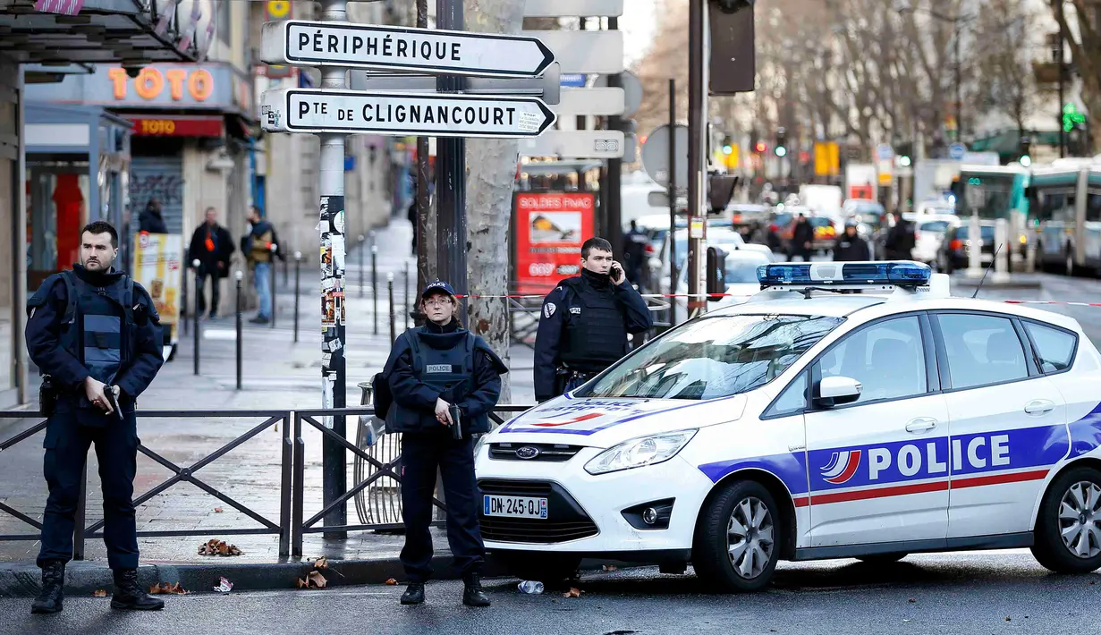 Polisi mengamankan lokasi kejadian seusai seorang pria ditembak mati di sebuah kantor polisi di Paris, Prancis, Kamis (7/1/2016). Pria itu ditembak mati karena memaksa masuk ke kantor polisi sambil membawa pisau. (REUTERS/Charles Platiau)
