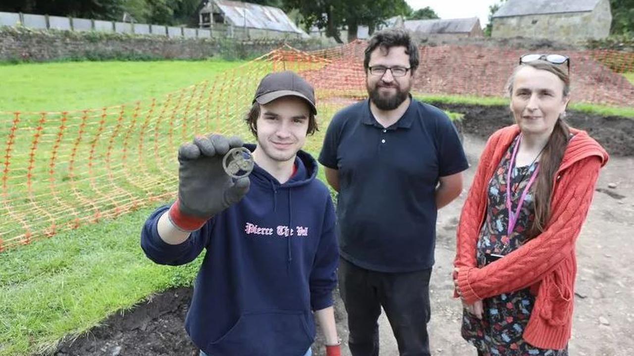Edward Whitby (kiri) bersama arkeolog Chris Matthews (tengah) dan Direktur Museum Kebudayaan dan Warisan, Sophie Fish di Taman Warisan Lembah Greenfield.