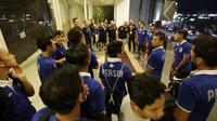 Pemain dan Official Persib Bandung bersip menuju Stadion Sidoarjo, Sabtu (11/6/2016). (Bola.com/Nicklas Hanoatubun)