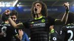 Ekspresi David Luiz saat selebrasi ke arah para pendukungnya usai Marcos Alonso berhasil mencetak gol kedua di gawang Leicester City di Stadion King Power, Inggris, Sabtu (14/1). Chelsea permalukan Leicester 3-0. (AP Photo/Rui Vieira)