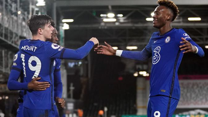 Mason Mount merayakan gol Chelsea dengan Tammy Abraham (AFP)