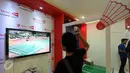 Seorang supporter mencoba permainan di sekitar arena Kejuaraan Dunia Bulutangkis 2015 di Istora Senayan Jakarta, Rabu (12/8/2015). Kejuaraan Dunia Bulutangkis 2015 berlangsung 10-16 Agustus. (Liputan6.com/Helmi Fithriansyah)