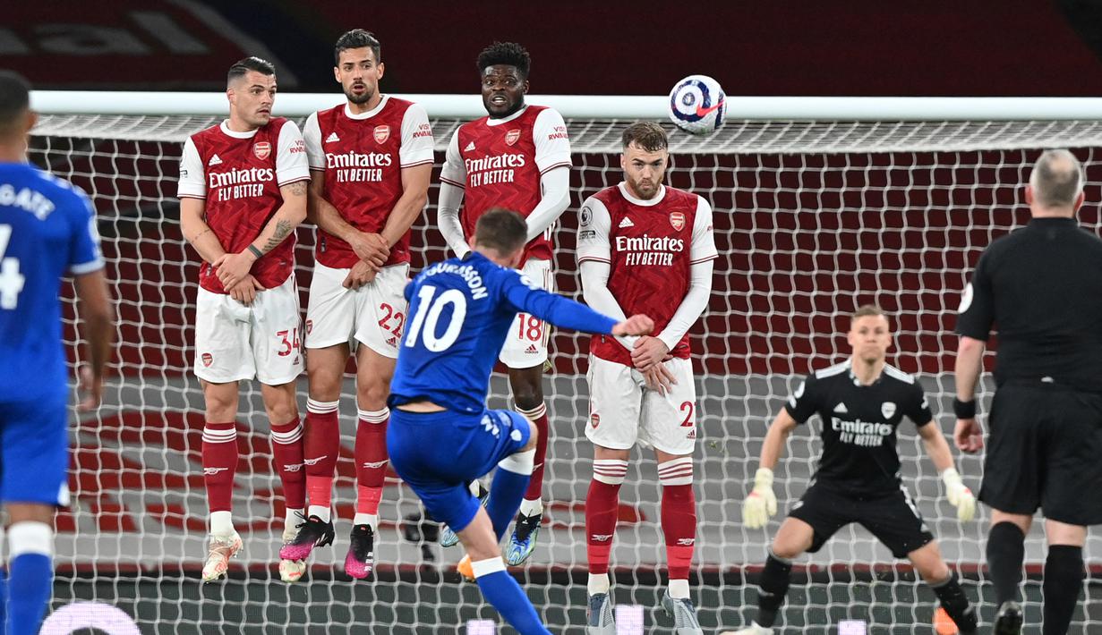 Gelandang Everton, Gylfi Sigurdsson (tengah) melepaskan tendangan bebas ke gawang Arsenal dalam laga lanjutan Liga Inggris 2020/2021 pekan ke-33 di Emirates Stadium, London, Jumat (23/4/2021). Everton menang 1-0 atas Arsenal. (AFP/Justin Setterfield/Pool)
