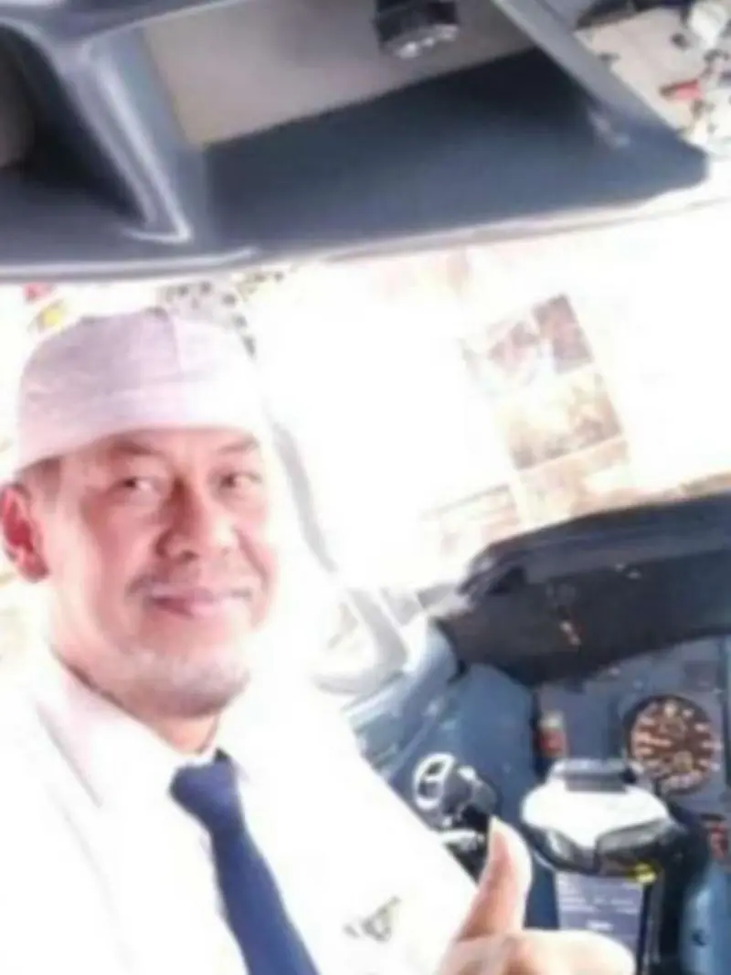Sosok Kapten Afwan, Pilot Sriwijaya SJ182 yang Dikenal Identik Peci Putihnya