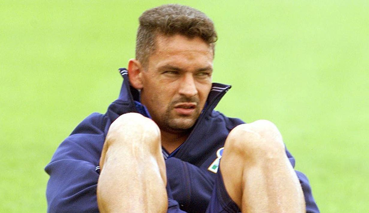 3. Roberto Baggio (Italia), penyerang flamboyan ini meraih Ballon d'Or pada  tahun 1993. Dirinya mampu membawa Azzurri ke final Piala Dunia 1994, sayang di final kalah adu penalti dari Brasil. (AFP/Gerard Julien) 