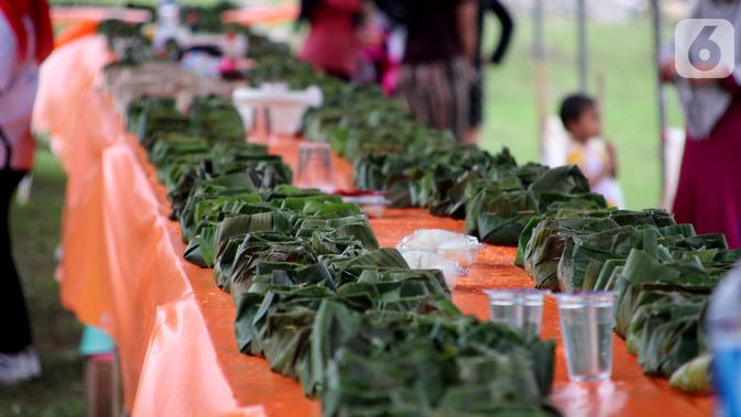 Sajian bungkus nasi kuning terlihat selama Gebyar Safar 1441 H di Desa Pangi, Kecamatan Suwawa Timur, Kabupaten Bone Bolango (Bonebol), Rabu (23/10/2019). Bagi masyarakat Suwawa, setiap pelaksanaan doa bersama, makanan yang selalu disajikan adalah nasi kuning. (Liputan6.com/Arfandi Ibrahim)