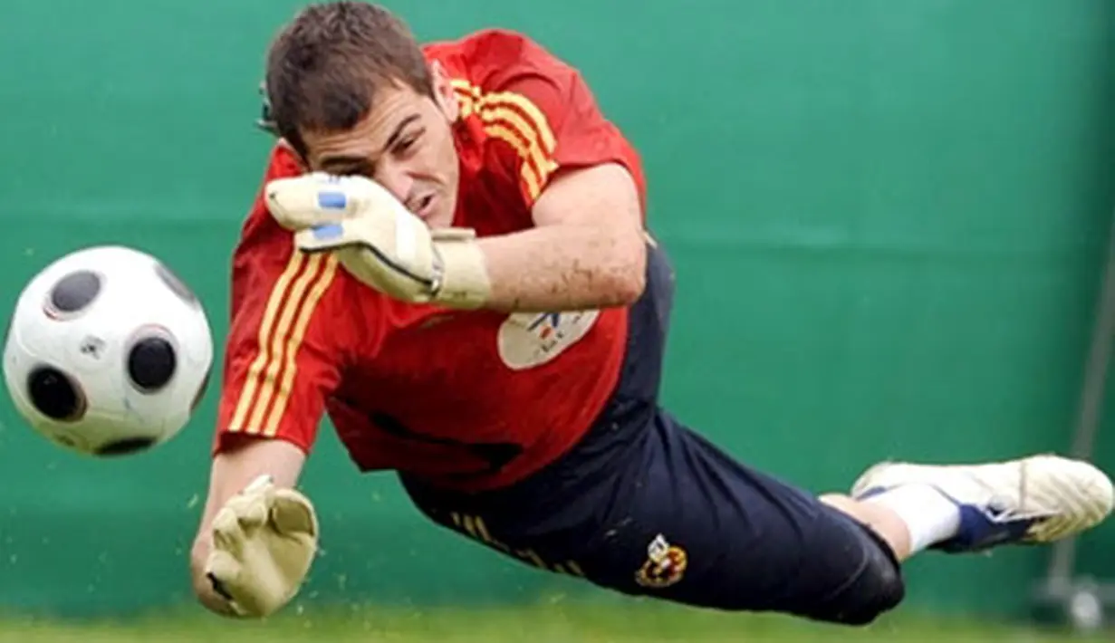 Spanish goalkeeper Iker Casillas leaps to stop the ball during a training session on June 7, 2008 in Neustif, near Innsbruck, Austria. AFP PHOTO / JAVIER SORIANO