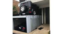 Ilustrasi garasi elektrik yang merusak sebuah mobil jeep. (Foto: Ubergizmo, Reddit)