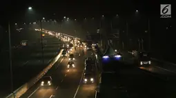 Sejumlah kendaraan pemudik melintasi Jalan Tol Pejagan-Pemalang di Brebes, Jawa Tengah, Jumat (23/6). Arus mudik di Jalan Tol Pejagan-Pemalang yang mengarah ke Brexit dan Gerbang Tol Kali Gangsa terpantau ramai lancar. (Liputan6.com/Gempur M Surya)