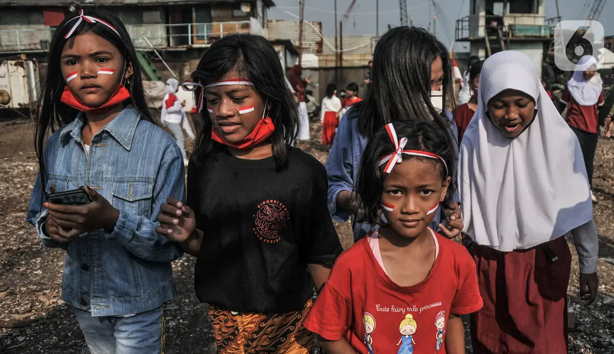 Anak-anak KJC berhias nuansa Merah Putih saat akan mengikuti upacara memperingati Hari Kemerdekaan ke-76 RI di Cilincing, Jakarta, Selasa (17/8/2021). HUT ke-76 RI diadakan secara sederhana dengan menerapkan protokol kesehatan. (merdeka.com/Iqbal S. Nugroho)