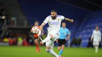 Karim Benzema dari Real Madrid menembak ke gawang selama pertandingan sepak bola Grup D Liga Champions antara Real Madrid dan Shakhtar Donetsk di stadion Santiago Bernabeu di Madrid Spanyol, Rabu, 3 November 2021. (AP Photo/Manu Fernandez)