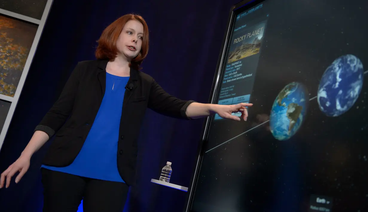 Astronom Nikole Lewis saat menyajikan hasil penelitian Sistem Trappist-1, Washington, AS, Rabu (22/2). Para ilmuwan berharap bisa memindai atmosfer planet-planet itu mengenai kemungkinan adanya jejak kimiawi kehidupan di sana. (AFP PHOTO/Bill INGALLS)