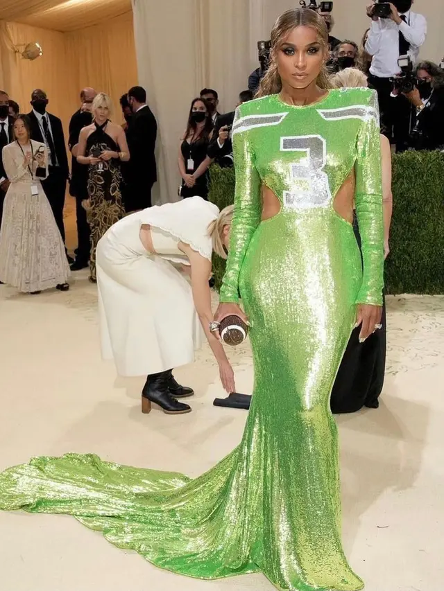 9 Seleb Berbusana Super Unik di Met Gala 2021, Kim Kardashian Tampil ‘Tanpa Wajah’