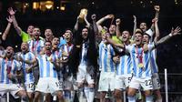 Para pemain Argentina merayakan keberhasilan memenangi gelar juara Piala Dunia 2022 setelah mengalahkan Prancis melalui adu tendangan penalti dalam laga final Piala Dunia 2022 di Lusail Stadium, Lusail, Qatar, Minggu (18/12/2022) malam WIB. (AP Photo/Manu Fernandez)