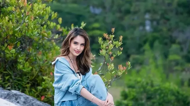 7 Potret Cinta Laura Kunjungi Sekolah Papua, Selalu Jadi Inspirasi