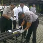 Ratusan polisi di Polresta Tangerang, Banten, jalani tes urine secara mendadak (Liputan6.com/Naomi Trisna)