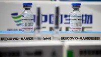 Kandidat vaksin China National Biotec Group (CNBG) untuk virus corona Covid-19 diperlihatkan dalam Pameran Internasional China untuk Perdagangan Jasa (CIFTIS) di Beijing, 6 September 2020. Untuk pertama kalinya, China akhirnya resmi memamerkan produk dalam negeri vaksin COVID-19. (NOEL CELIS/AFP)