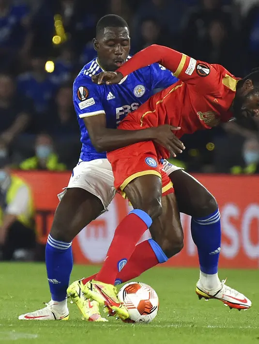 Boubakary Soumare dari Leicester (kiri) berebut bola dengan pemain Napoli Andre-Frank Zambo Anguissa pada pertandingan pertandingan Grup C Liga Europa di Stadion King Power di Leicester, Inggris, Jumat (16/9/2021). Leicester City bermain imbang atas Napoli 2-2. (AP Photo/Rui Vieira)
