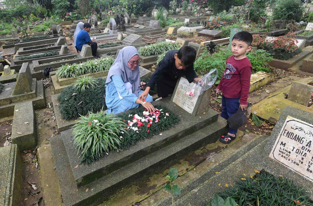 FOTO: Libur Imlek Dimanfaatkan Warga untuk Ziarah Jelang Ramadhan