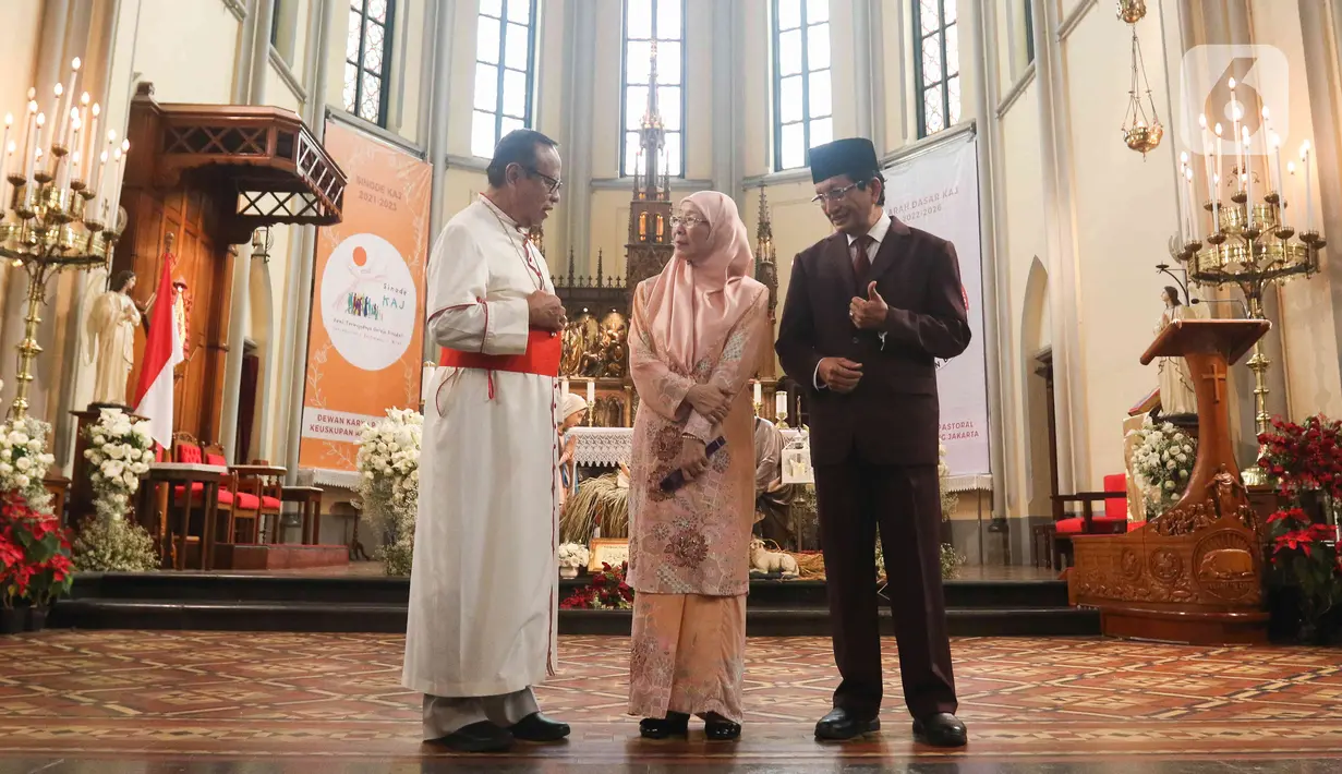 Istri Perdana Menteri Malaysia, Wan Azizah Wan Ismail berbincang dengan Uskup Agung Jakarta Kardinal Ignatius Suharyo dan Imam Besar Masjid Istiqlal Nasaruddin Umar saat mengunjungi Gereja Katedral, Jakarta, Senin (9/1/2023).  (Liputan6.com/Herman Zakharia)