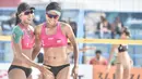 Pevoli pantai wanita Indonesia Purari Eka Yokebed dan Desi Ratnasari berselebrasi saat bertanding melawan Kazakhstan pada penyisihan pool C voli pantai Asian Games 2018 di JSC, Palembang, (19/8). (ANTARA FOTO/INASGOC/Muhammad Adimaja/Ful/18)