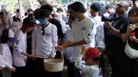 Bimbim Slank melepas kepergian Bunda Iffet di Taman Pemakaman Umum (TPU) Karet Bivak, Jakarta Pusat