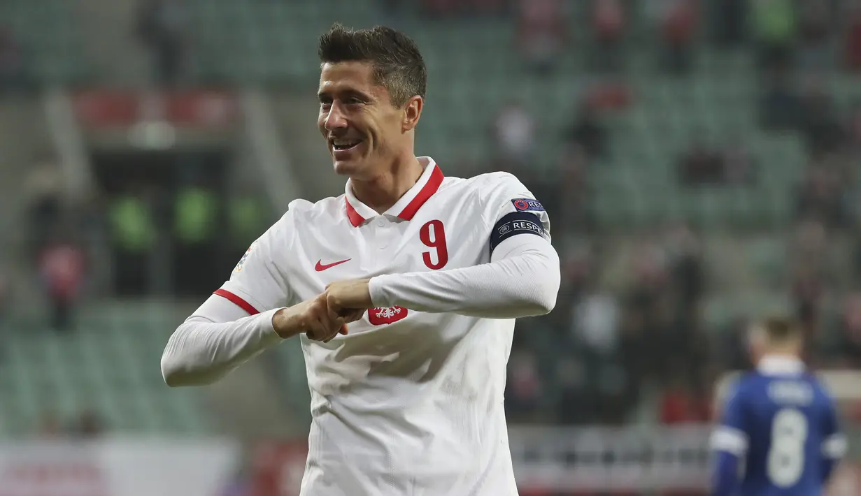 Penyerang Polandia, Robert Lewandowski berselebrasi usai mencetak gol ke gawang Bosnia dan Herzegovina dalam pertandingan UEFA Nations League di Wroclaw, Polandia, Rabu (14/10/2020). Polandia menang 3-0 atas Bosnia dan Herzegovina. (AP Photo/Czarek Sokolowski)