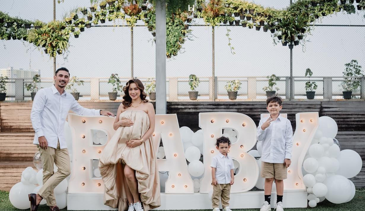 Dia dan suami bergitu bersyukur karena kebahagiaan keluarga kecilnya akan terasa semakin lengkap setelah lahir anak ketiga dalam hitungan bulan. (Foto: Instagram/ inijedar)