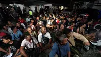 Departemen Imigrasi Malaysia menangkap 132 migran tidak berdokumen, 130 di antaranya warga negara Indonesia (WNI) ,dalam operasi di permukiman ilegal di kawasan perkebunan kelapa sawit di Setia Alam. (Bernama)