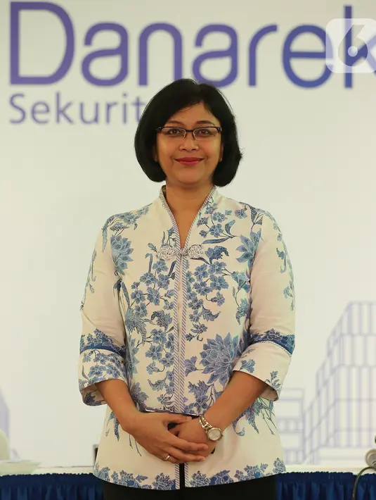 Direktur PT Danareksa Sekuritas Santi Suryandari saat foto seusai perkenalan manajemen baru di Jakarta, Senin (2/3/2020). Danareksa berencana menambah gerai baru di berbagai daerah di ibu kota dengan memanfaatkan jaringan BRI. (Liputan6.com/Fery Pradolo)