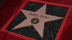 Bintang baru Daniel Craig di Hollywood Walk of Fame terlihat pada upacara penghargaan di Los Angeles, Rabu (6/10/2021). Nama Daniel Craig di Hollywood Walk of Fame diletakkan di samping aktor Roger Moore, pemeran James Bond terdahulu. (AP Photo/Chris Pizzello)