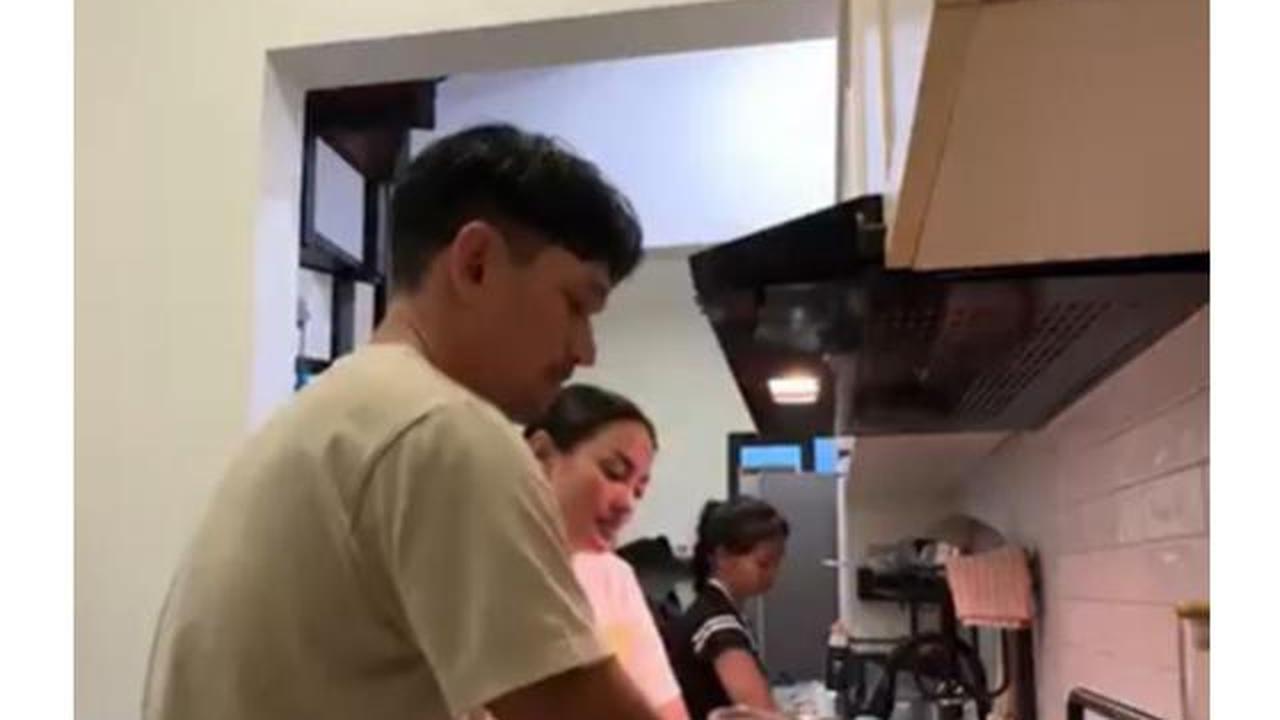 7 Potret Dapur dan Meja Makan Rumah Ibnu Jamil, Sulap Kolam Renang Jadi Area Masak