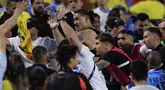 Penyerang Uruguay Darwin Nuñez (tengah) bereaksi terhadap fans Kolombia di tribun penonton setelah laga semifinal Copa America 2024 di Stadion Bank of America, Kamis (11/7/2024). (Buda Mendes / GETTY IMAGES NORTH AMERICA / Getty Images via AFP)