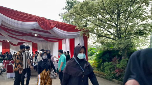 Antrean vaksinasi menggunakan Inavac di Gunung Sindur, Kabupaten Bogor.