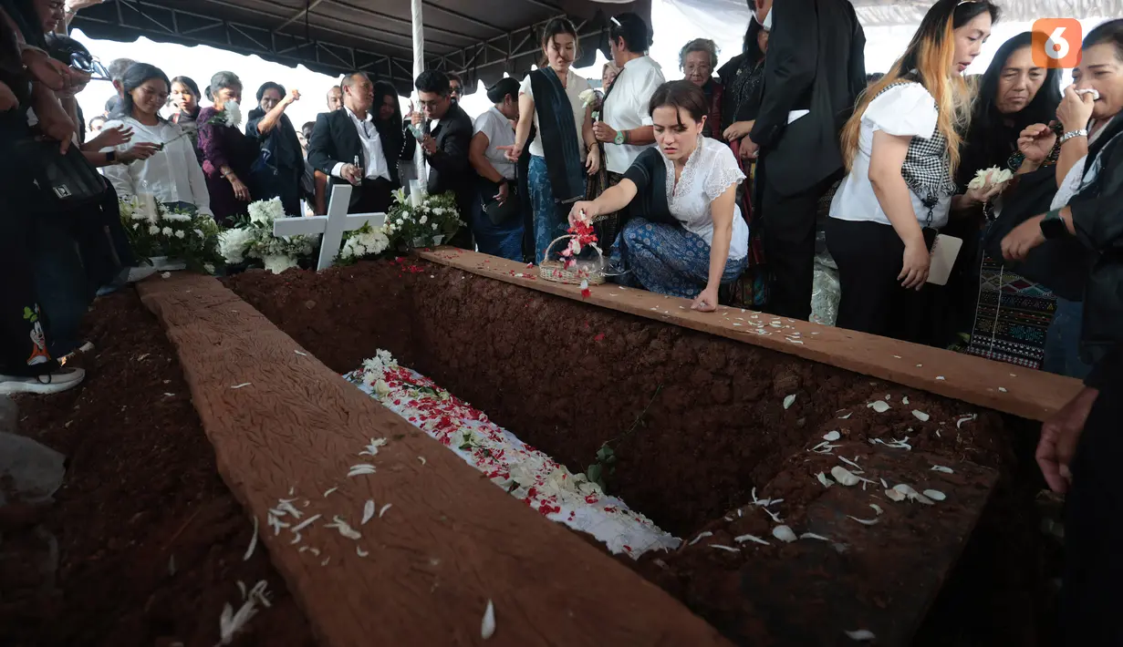 Marsha Aruan menaburkan bunga di atas peti mati ibundanya, Lisa Diana Tambunan, saat prosesi pemakaman di TPU Tanah Kusir, Kebayoran Lama, Jakarta Selatan, Rabu (21/10/2026). (KLY/Budy Santoso)