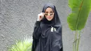Meskipun tampil simple, outfit Olla Ramlan tetap mahal dengan Chanel 2020 Tweed Medium Classic Bag [@ollaramlan]